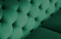 Nowoczesna sofa w stylu glamur aksamitna zieleń, złote nogi