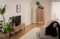 Szafka RTV z rozsuwanymi drzwiami, fornir dębowy, w stylu boho 140/40 cm ELLANA