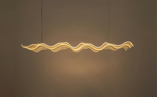 Wisząca lampa o falowanym kształcie, akryl, złota oprawa 120 cm MADAM