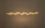 Wisząca lampa o falowanym kształcie, akryl, złota oprawa 180 cm MADAM