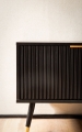 Elegancka czarna szafka RTV na metalowych nogach, ryflowane fronty 150 cm ARBOR II
