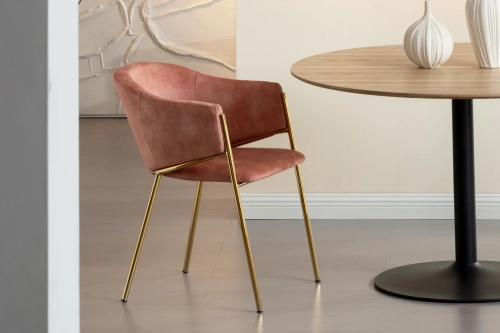 Krzesło velvet z podłokietnikami w kolorze różowym, na złotych nogach WIKE