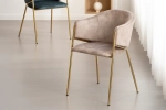 Krzesło velvet z podłokietnikami w kolorze beżowym, na złotych nogach WIKE